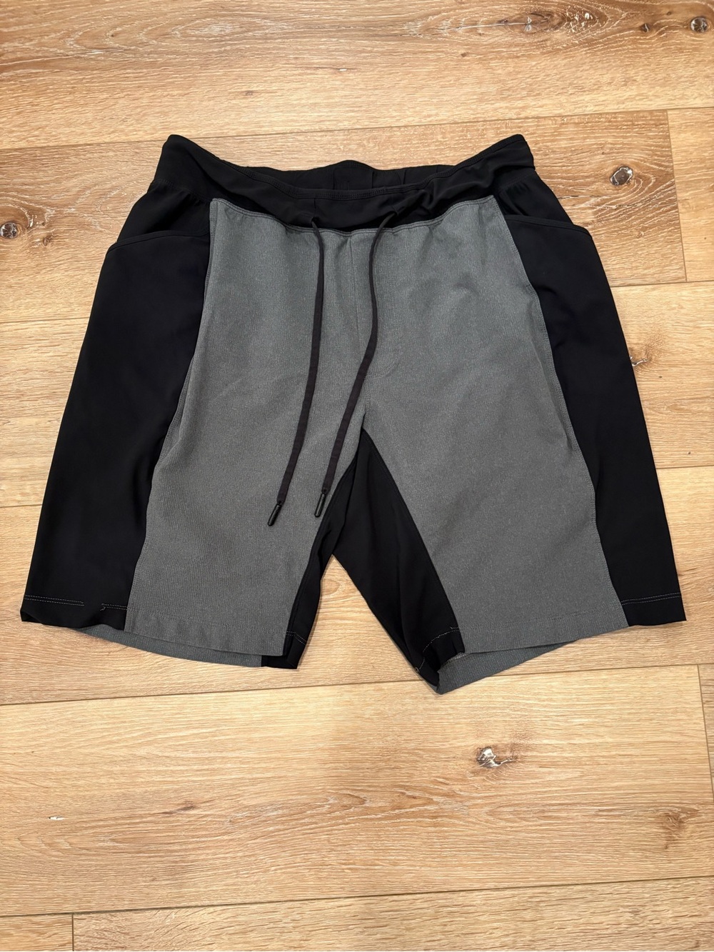 Lululemon Men's Size L Core Athletic Training Running Shorts Gray Black Lined